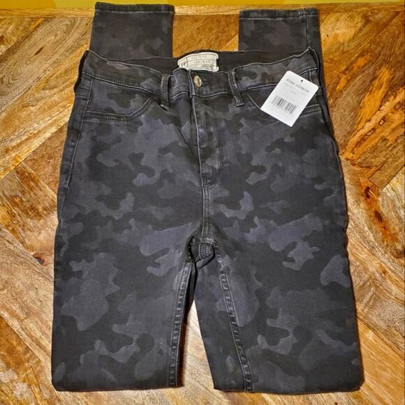 NWOT We the Free Black Camo Skinny Jeans, Sz 27 - Picture 1 of 6
